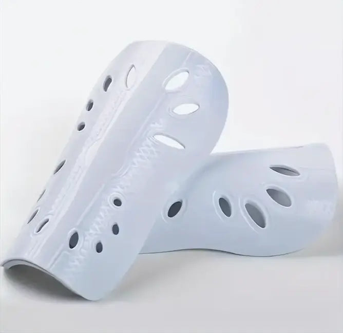 Fotball leggbeskyttere med EVA-demping og slitesterk PVC-konstruksjon. Lett og fleksibelt, produsert med tykt materiale med høy tetthet, svært motstandsdyktig mot støt. Pustende og behagelig design.