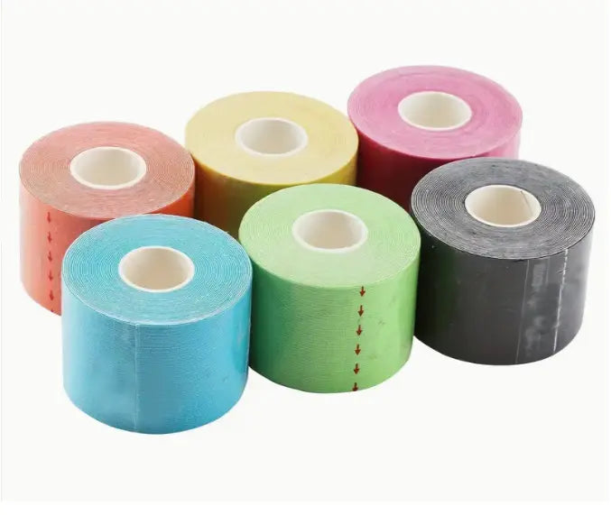 Kinesiologi tape er en selvklebende tape som kan påføres ulike deler av kroppen, og hjelper til å lindre smerte og forebygge skader.