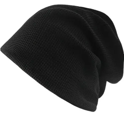 Vaffelstrikket lue i polyester, 58 cm i diameter bredde og 28 cm i lengde.