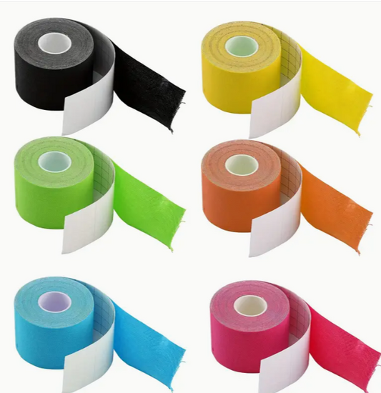 Kinesiologi tape er en selvklebende tape som kan påføres ulike deler av kroppen, og hjelper til å lindre smerte og forebygge skader.