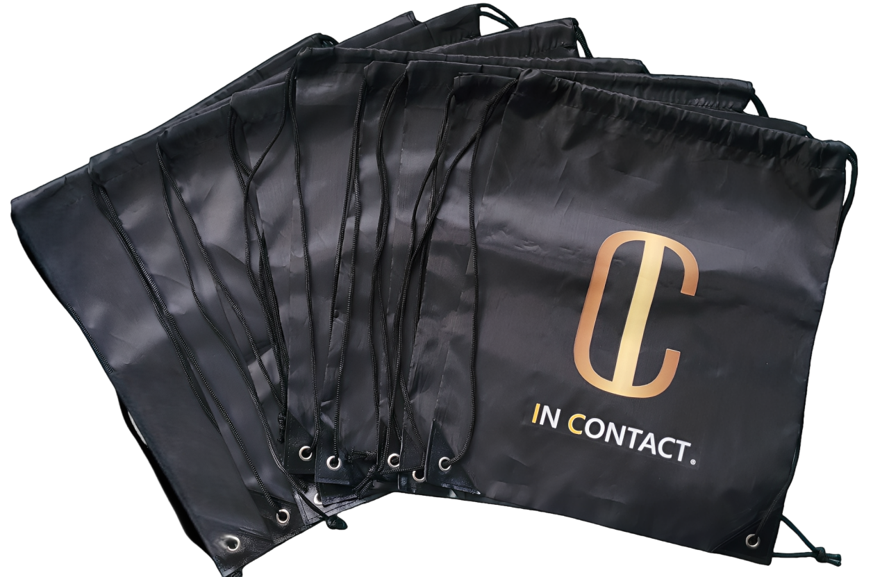 Imagem de varios sacos de alças personalizados da IC - In Contact. De cor preta e em poliéster. Leve e pratico. 