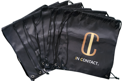 Imagem de varios sacos de alças personalizados da IC - In Contact. De cor preta e em poliéster. Leve e pratico. 